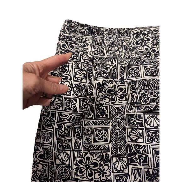 Talbots Women's Black & White Abstract Floral Pattern 13" Inseam Walking Short S - Picture 3 of 7